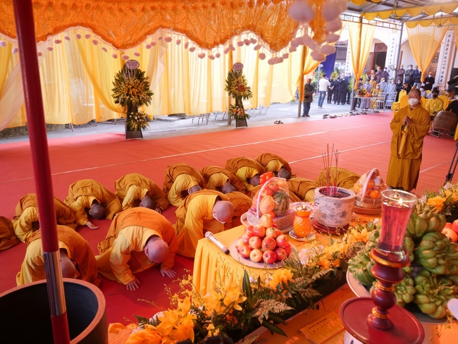Ritual of visiting and offering homage to Late Most  Thich Thanh Dam 's Body