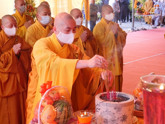 Ritual of visiting and offering homage to Late Most  Thich Thanh Dam 's Body