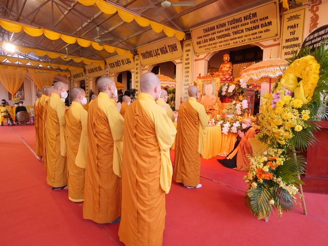 Ritual of visiting and offering homage to Late Most  Thich Thanh Dam 's Body