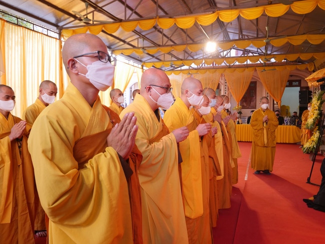 Ritual of visiting and offering homage to Late Most  Thich Thanh Dam 's Body