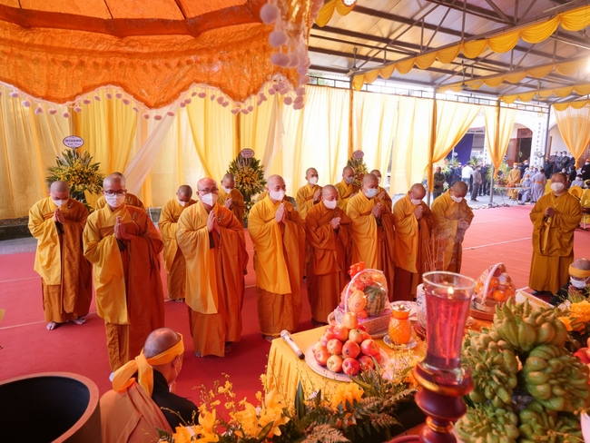 Ritual of visiting and offering homage to Late Most  Thich Thanh Dam 's Body