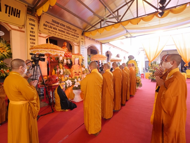 Ritual of visiting and offering homage to Late Most  Thich Thanh Dam 's Body