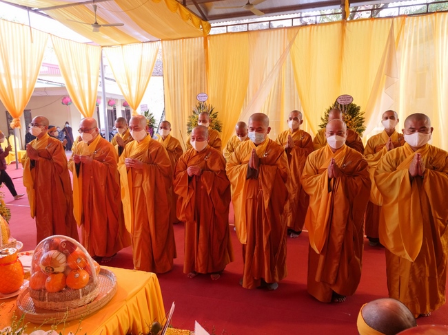 Ritual of visiting and offering homage to Late Most  Thich Thanh Dam 's Body