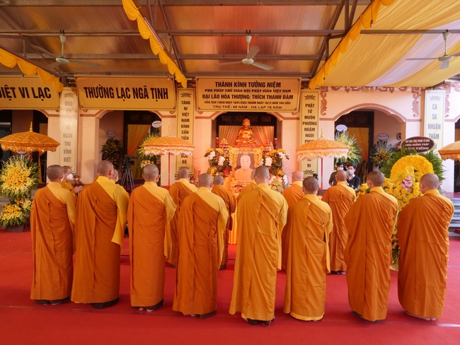 Ritual of visiting and offering homage to Late Most  Thich Thanh Dam 's Body
