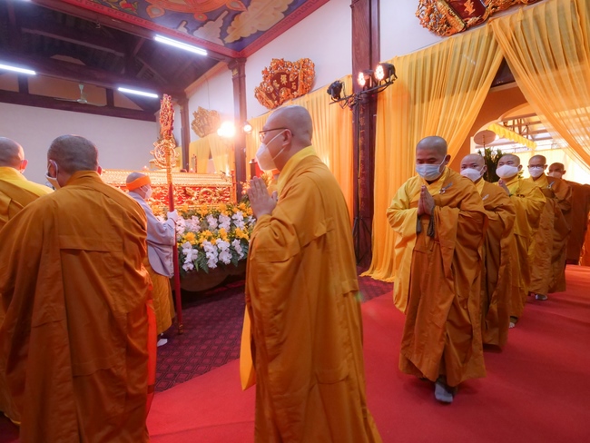Ritual of visiting and offering homage to Late Most  Thich Thanh Dam 's Body