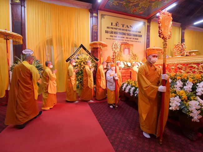 Ritual of visiting and offering homage to Late Most  Thich Thanh Dam 's Body