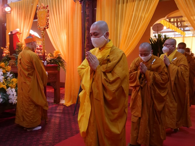 Ritual of visiting and offering homage to Late Most  Thich Thanh Dam 's Body
