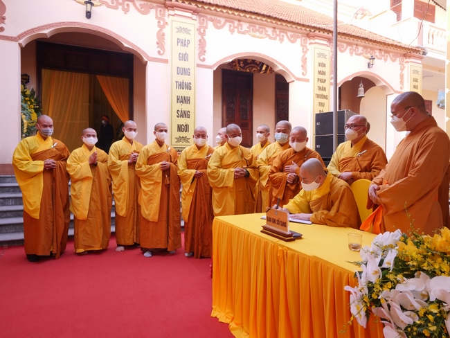 Ritual of visiting and offering homage to Late Most  Thich Thanh Dam 's Body