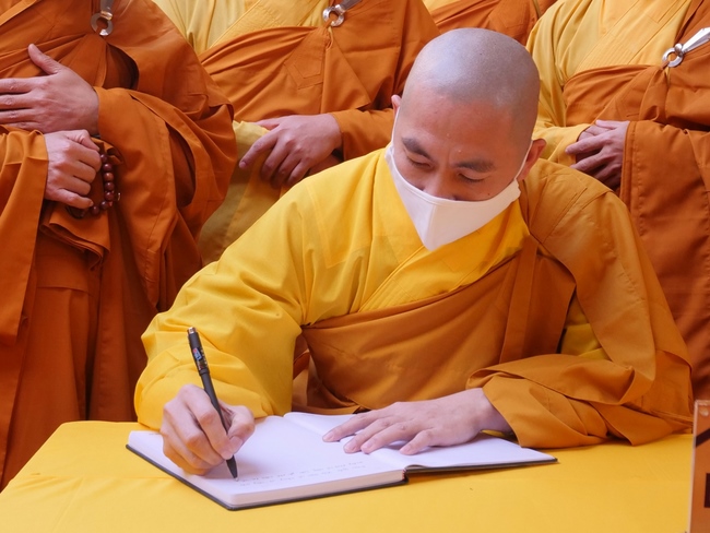 Ritual of visiting and offering homage to Late Most  Thich Thanh Dam 's Body