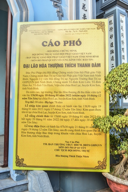 Ritual of visiting and offering homage to Late Most  Thich Thanh Dam 's Body