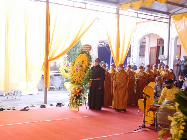 Ritual of visiting and offering homage to Late Most  Thich Thanh Dam 's Body
