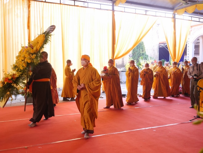 Ritual of visiting and offering homage to Late Most  Thich Thanh Dam 's Body