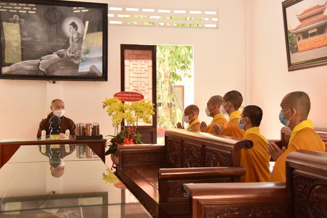 Paying homage to and wishing the New Year to master Thich Chan Tinh of monks at the branches