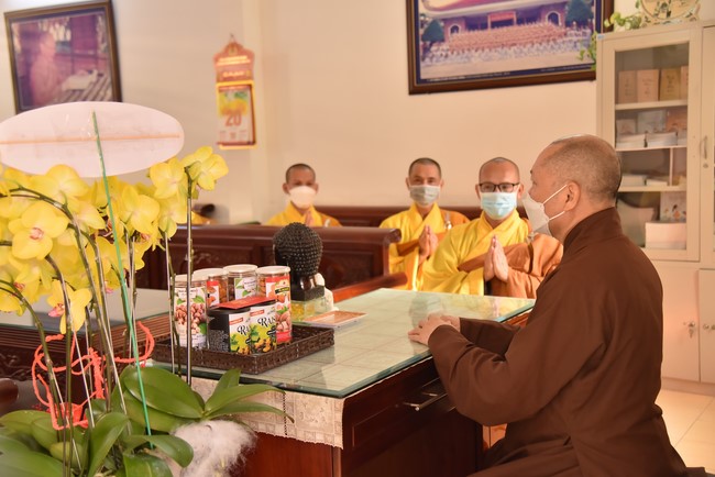 Paying homage to and wishing the New Year to master Thich Chan Tinh of monks at the branches
