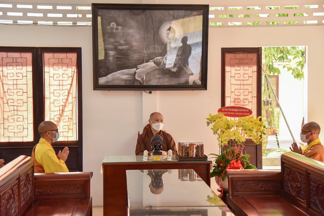 Paying homage to and wishing the New Year to master Thich Chan Tinh of monks at the branches