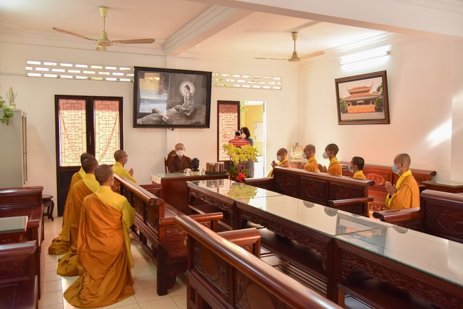Paying homage to and wishing the New Year to master Thich Chan Tinh of monks at the branches