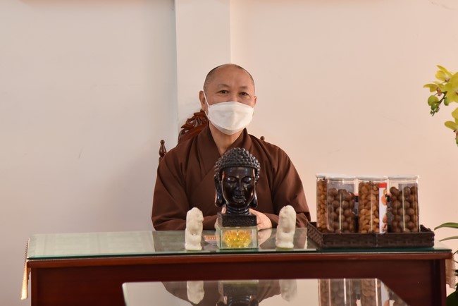 Paying homage to and wishing the New Year to master Thich Chan Tinh of monks at the branches