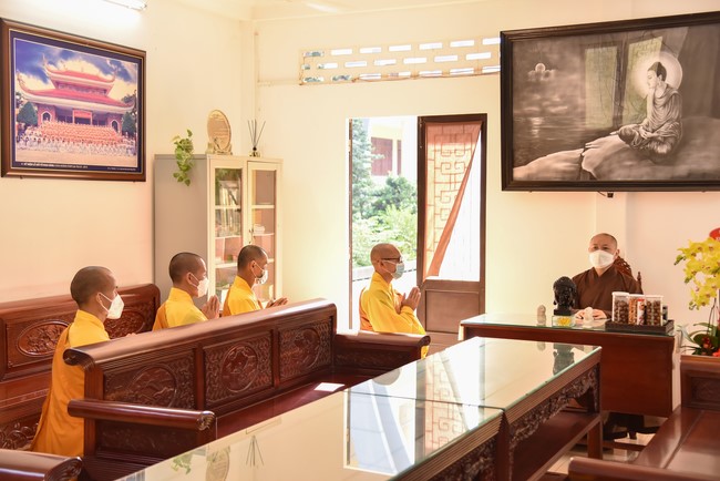 Paying homage to and wishing the New Year to master Thich Chan Tinh of monks at the branches