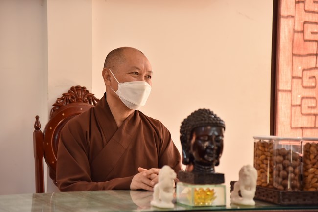 Paying homage to and wishing the New Year to master Thich Chan Tinh of monks at the branches