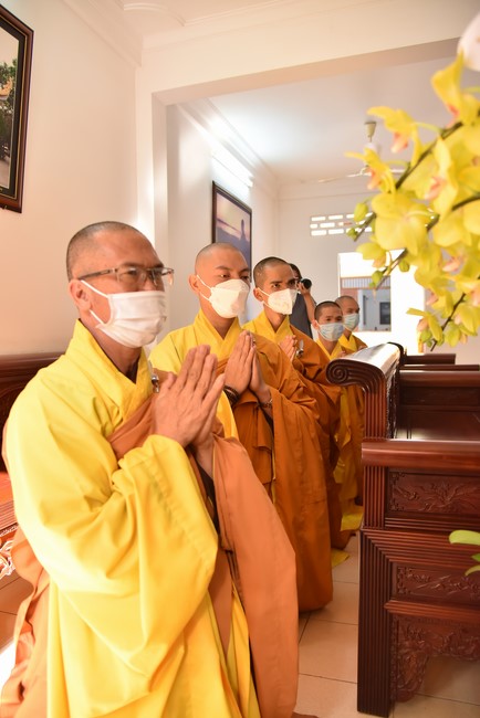 Paying homage to and wishing the New Year to master Thich Chan Tinh of monks at the branches