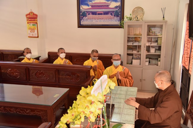 Paying homage to and wishing the New Year to master Thich Chan Tinh of monks at the branches