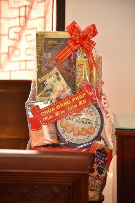 Paying homage to and wishing the New Year to master Thich Chan Tinh of monks at the branches