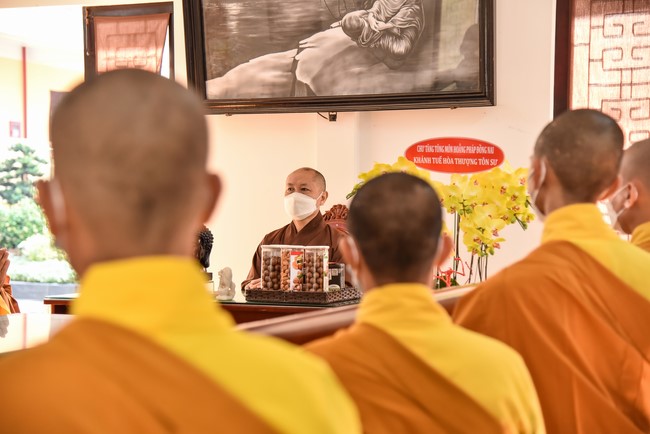 Paying homage to and wishing the New Year to master Thich Chan Tinh of monks at the branches