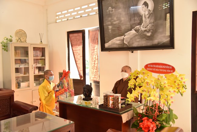 Paying homage to and wishing the New Year to master Thich Chan Tinh of monks at the branches