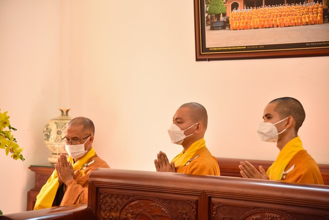 Paying homage to and wishing the New Year to master Thich Chan Tinh of monks at the branches