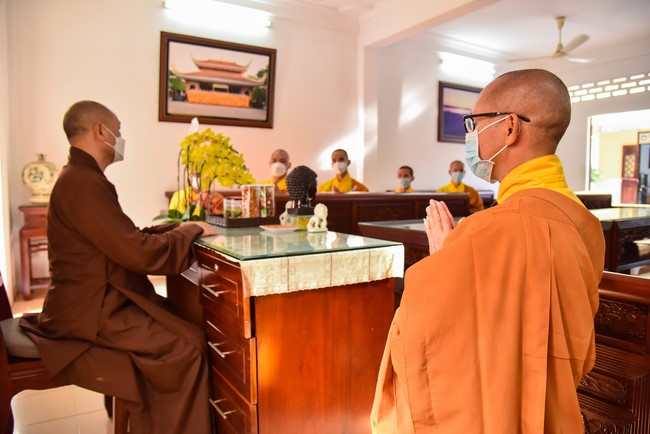 Paying homage to and wishing the New Year to master Thich Chan Tinh of monks at the branches