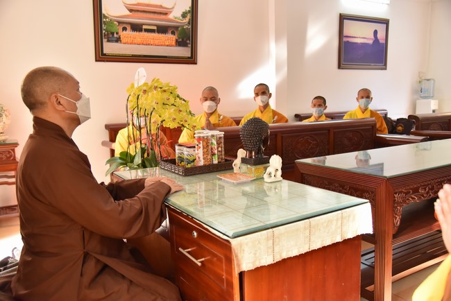 Paying homage to and wishing the New Year to master Thich Chan Tinh of monks at the branches