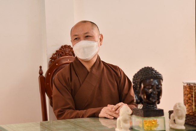 Paying homage to and wishing the New Year to master Thich Chan Tinh of monks at the branches