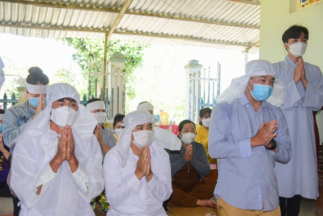 Visit Lien Binh and Tinh Truong Buddhists' Funeral