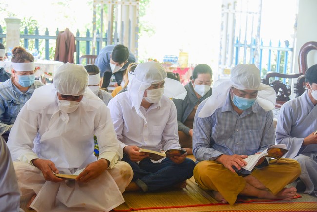 Visit Lien Binh and Tinh Truong Buddhists' Funeral