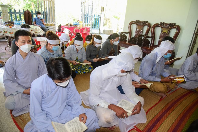 Visit Lien Binh and Tinh Truong Buddhists' Funeral