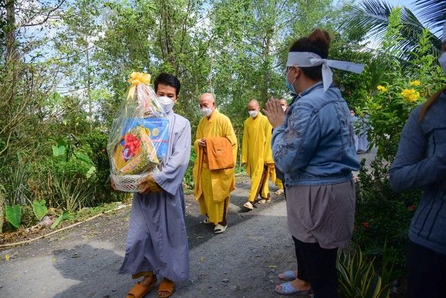 Visit Lien Binh and Tinh Truong Buddhists' Funeral