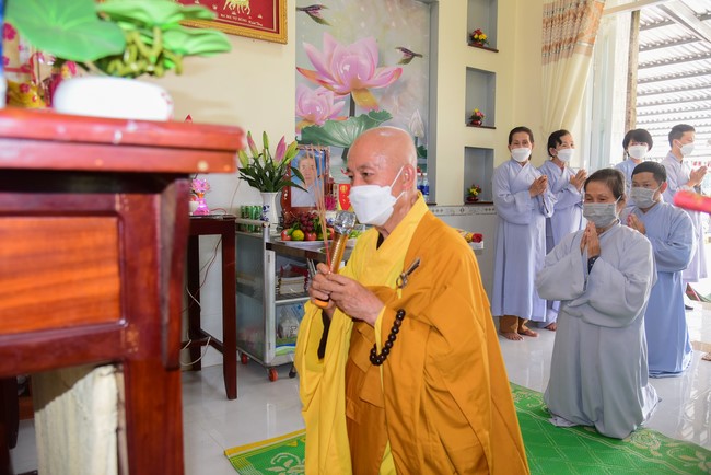 Visit Lien Binh and Tinh Truong Buddhists' Funeral