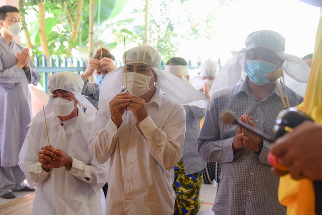 Visit Lien Binh and Tinh Truong Buddhists' Funeral