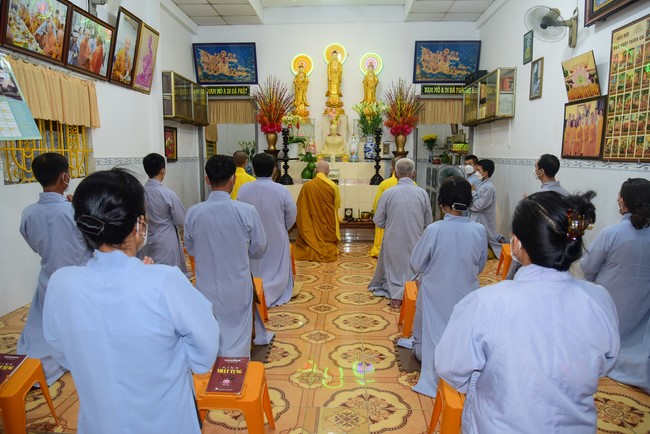 Visit Lien Binh and Tinh Truong Buddhists' Funeral