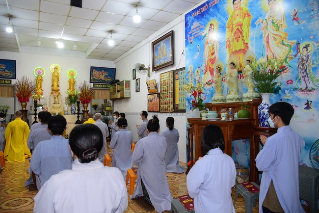Visit Lien Binh and Tinh Truong Buddhists' Funeral