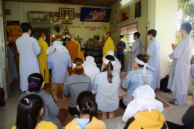 Visit Lien Binh and Tinh Truong Buddhists' Funeral