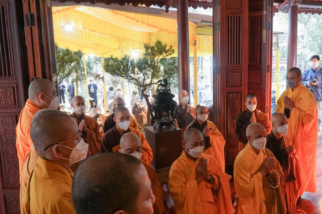 Ritual of visiting and offering homage Late Great Most Zen Thich Nhat Hanh’s Body