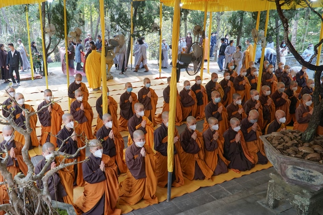 Ritual of visiting and offering homage Late Great Most Zen Thich Nhat Hanh’s Body