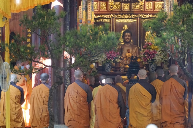 Ritual of visiting and offering homage Late Great Most Zen Thich Nhat Hanh’s Body