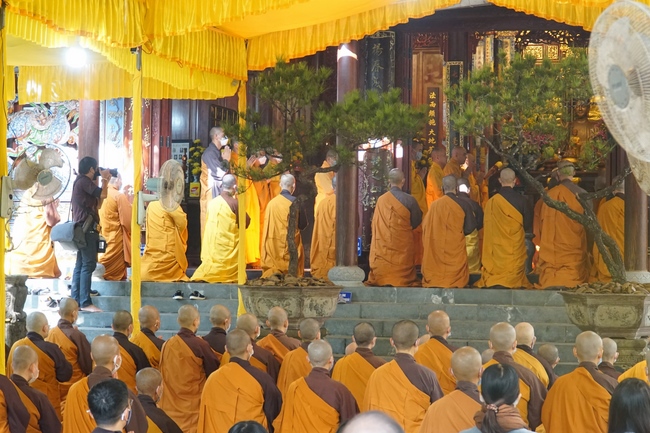 Ritual of visiting and offering homage Late Great Most Zen Thich Nhat Hanh’s Body