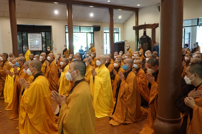 Ritual of visiting and offering homage Late Great Most Zen Thich Nhat Hanh’s Body