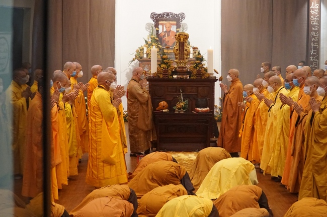 Ritual of visiting and offering homage Late Great Most Zen Thich Nhat Hanh’s Body