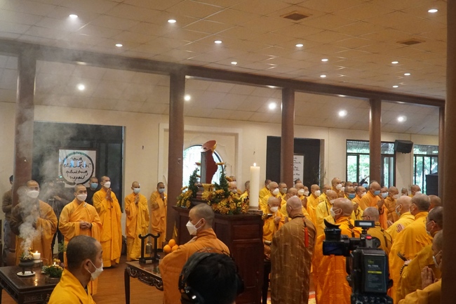 Ritual of visiting and offering homage Late Great Most Zen Thich Nhat Hanh’s Body