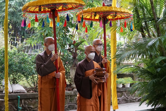 Ritual of visiting and offering homage Late Great Most Zen Thich Nhat Hanh’s Body