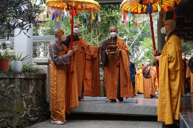Ritual of visiting and offering homage Late Great Most Zen Thich Nhat Hanh’s Body